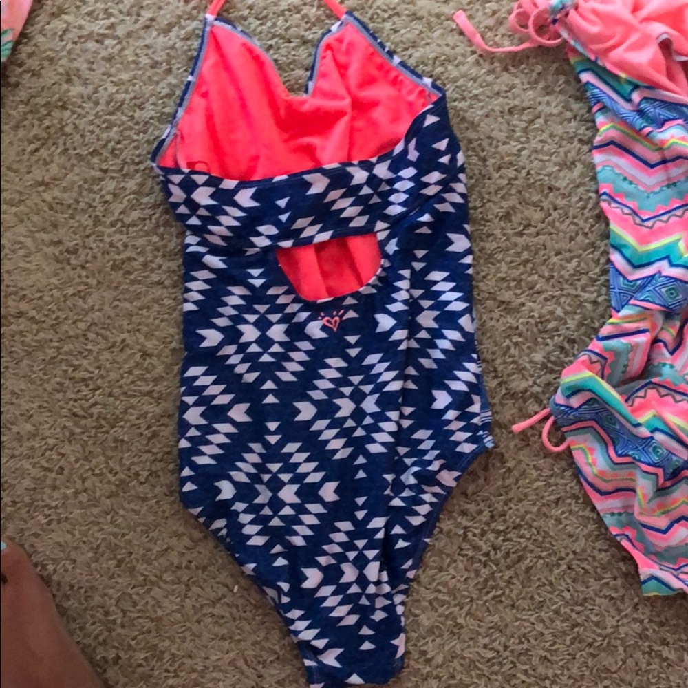 3 bathing suits - Picture 6 of 10
